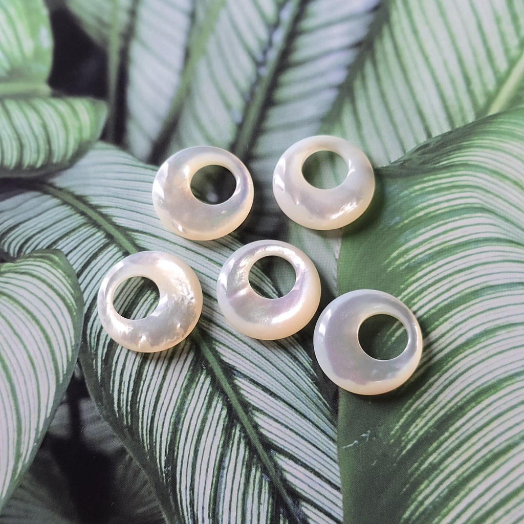 White Pearl Oyster Pendatn, White Round Shape Mother-of-Pearl, Pearl Oyster, Shell Charm, Shell Jewelry Making Findings RY072