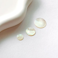 Cargar imagen en el visor de la galería, 10 colgantes de concha redondos, dijes de concha, accesorios para aretes y bisutería RY036