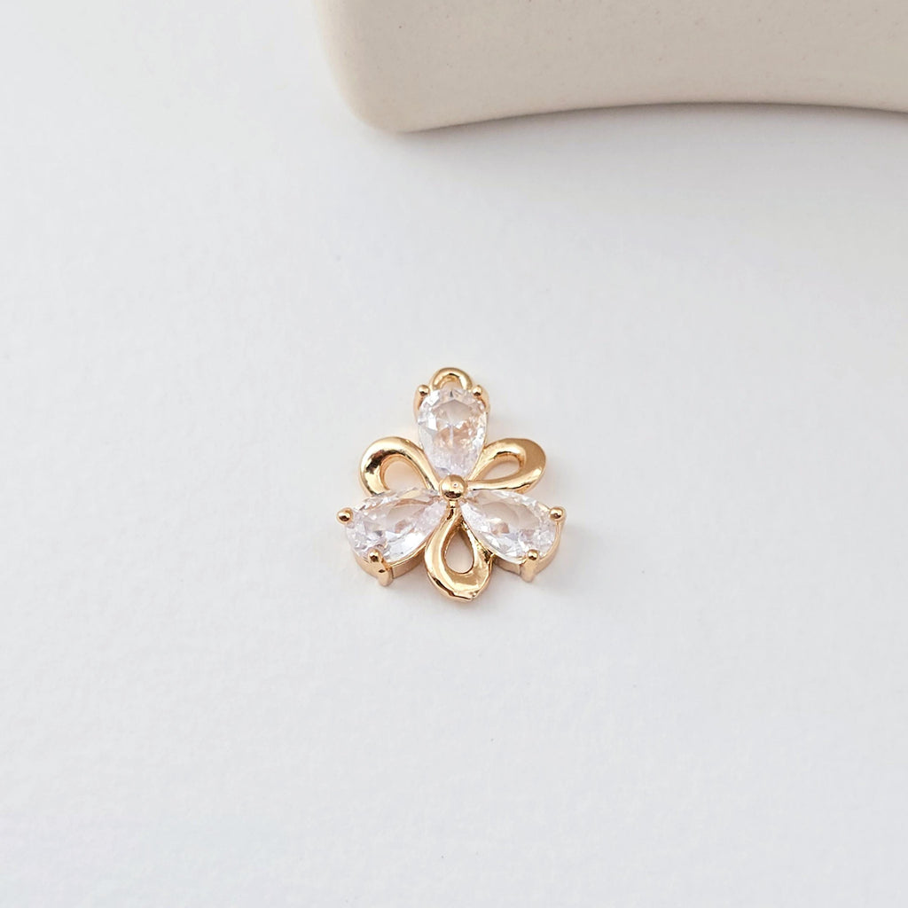 2 colgantes de flor con forma de flor de cristal de circonita cúbica, de latón chapado en oro auténtico, accesorios de joyería D0292