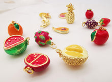 Cargar imagen en el visor de la galería, Colgantes de esmalte 3D de frutas, fresa, manzana y durian, chapados en oro de 18 quilates, para pulseras, collares y accesorios de joyería S2001