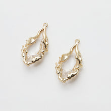 تحميل الصورة إلى عارض المعرض، قرط غير منتظم مرصع بأحجار الزركونيا المكعبة مع حلقات، مطلي بالذهب/الفضة عيار 14 قيراطًا، دبوس فضة S925 خالٍ من النيكل، أداة تحديد القرط المضادة للحساسية GE102