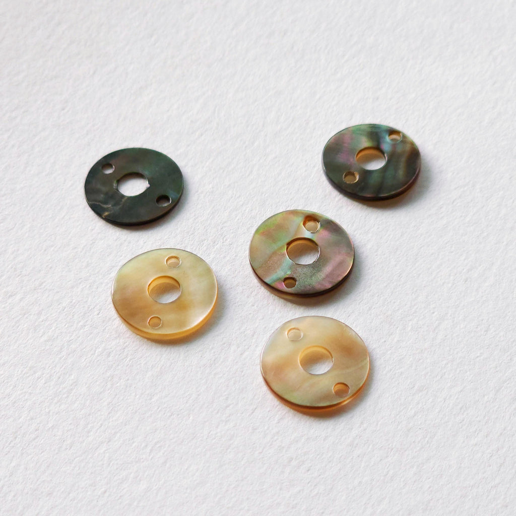 Round Black Mother-of-Pearl, MOP Shell Pendant, Engraved Black Nacre, Shell Charm, Button Pendants Shell Jewelry Making Findings RY046