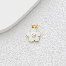 Cargar imagen en el visor de la galería, Dijes de flores pequeñas de esmalte, colgante chapado en oro de 18 quilates, dijes para collares y pendientes, accesorios para bisutería S1357
