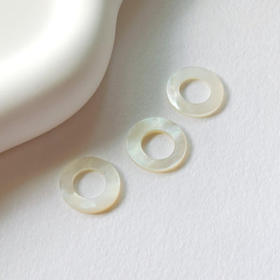 Round White Mother-of-Pearl, MOP Shell Pendant, Engraved White Nacre, Shell Charm, Round Shell Jewelry Making Findings RY038