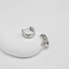 Cargar imagen en el visor de la galería, Aros de circonita cúbica con forma de estrella, redondos, de 14 mm, chapados en oro de 18 quilates, con cierre de palanca, D0526