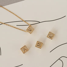 تحميل الصورة إلى عارض المعرض، خرز مكعب أبجدي مطلي بالذهب عيار 14 قيراطًا، خرز مربع أولي، 6 × 6 مم، خرز حرف كبير الفتحة لصنع القلائد والأساور B023