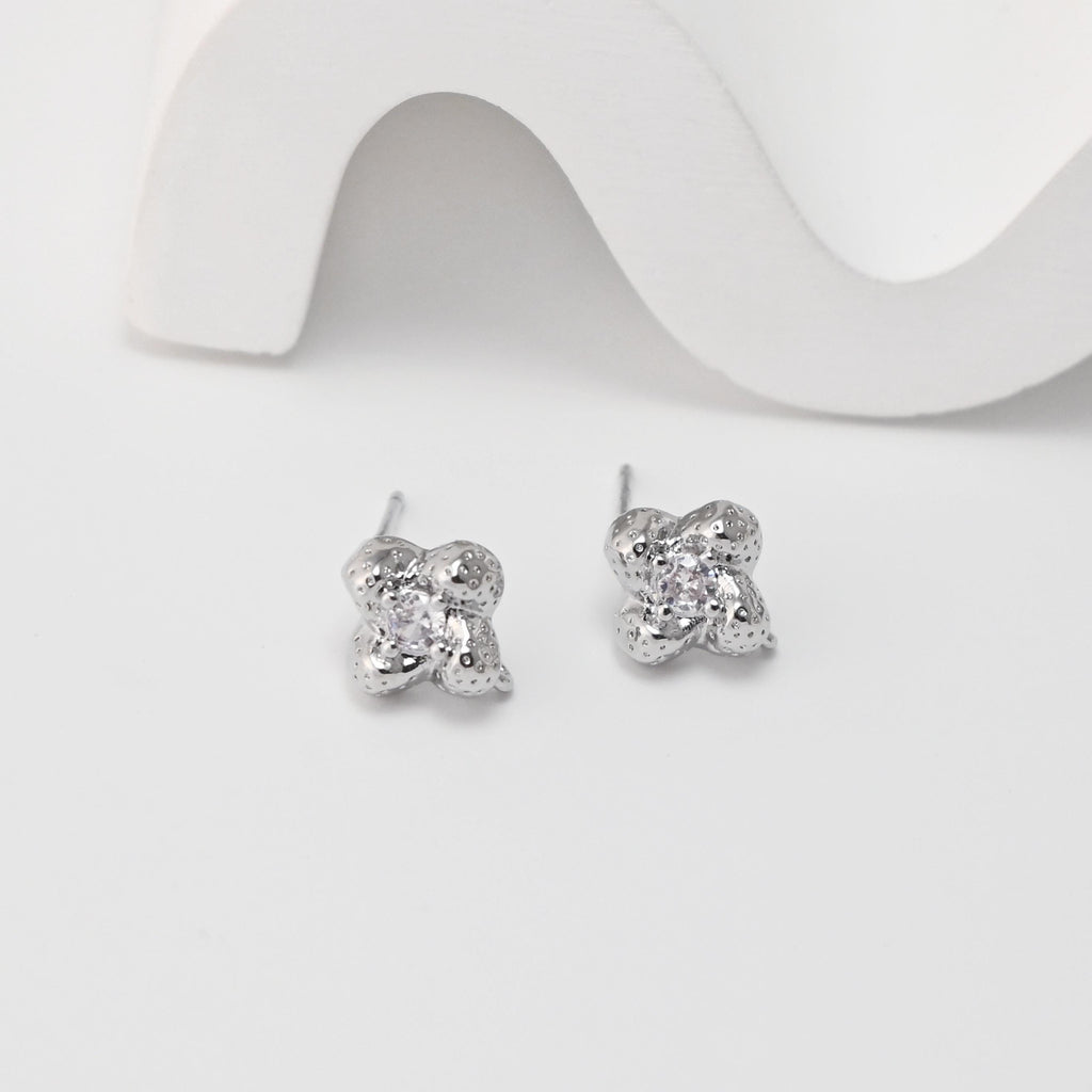 Pendientes de flor martillada con aro, chapados en oro de 18 quilates, sin níquel, pasador de plata S925, pavé de circonitas cúbicas, hipoalergénicos, D0410