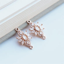 Cargar imagen en el visor de la galería, 2 colgantes de flor con forma de flor de cristal de circonita cúbica, de latón chapado en oro auténtico, accesorios de joyería JY059-F073