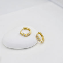 Cargar imagen en el visor de la galería, Aros redondos con circonita cúbica en forma de corazón, 13,5 mm, chapados en oro de 18 quilates, tipo aro Huggie D0529