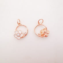 Cargar imagen en el visor de la galería, Dijes de corona de flores esmaltadas de 11 x 11 mm, colgante de corona con pavé de circonitas cúbicas bañado en oro de 18 quilates, dijes para collares y pendientes, accesorios de joyería S604