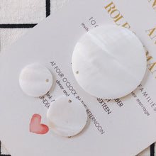 Cargar imagen en el visor de la galería, 10 colgantes redondos de concha, dijes de concha, accesorios para aretes y bisutería MY107