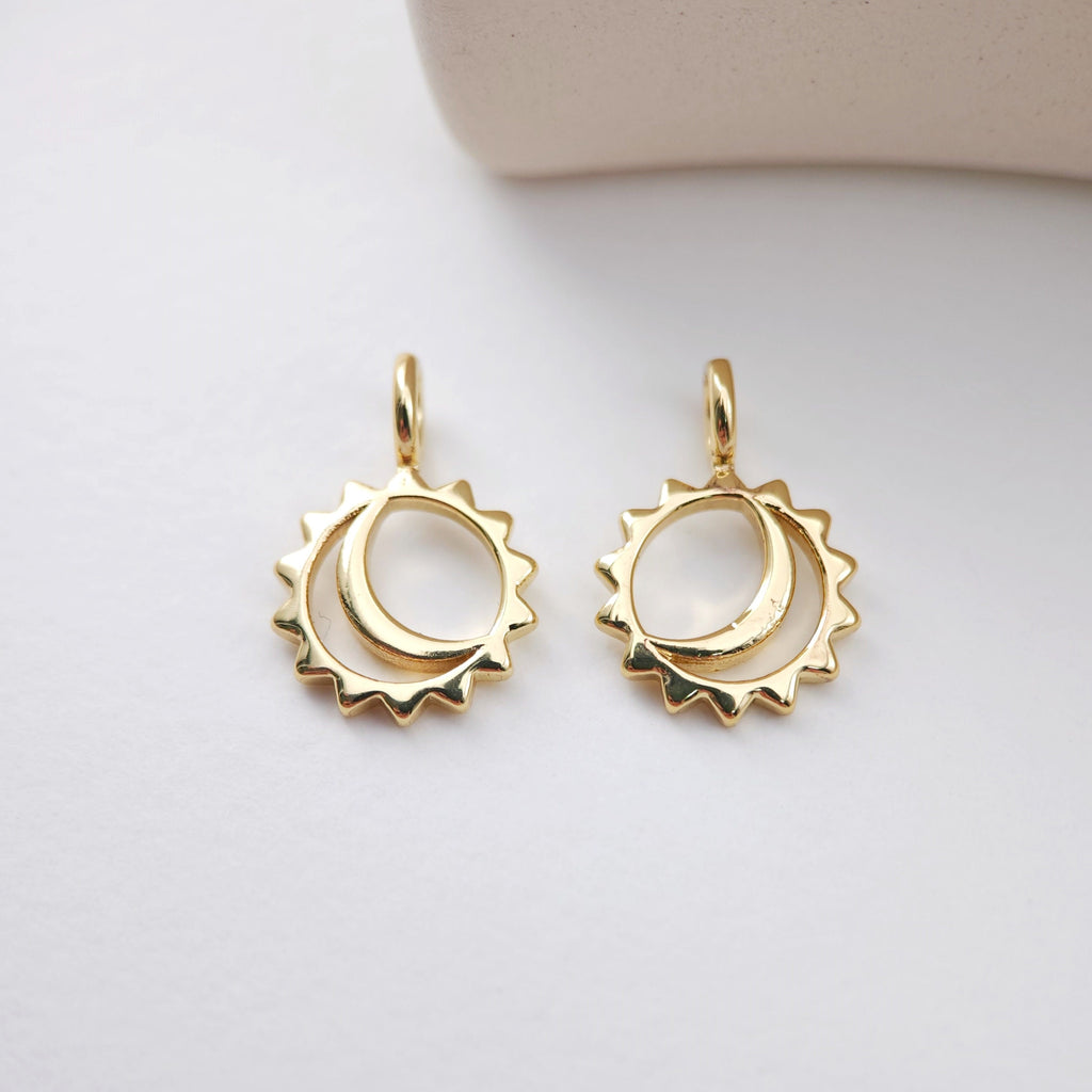 Gold Sun Charm, Sun With Rays Pendant, 18K Gold Plated, Necklace Making Charm, Jewelry Findings S1173