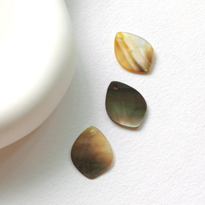 Leaf Shape Black Mother-of-Pearl, MOP Shell Pendant, Engraved Black Nacre, Shell Charm, Shell Jewelry Making Findings RY044