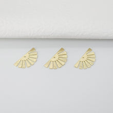 Cargar imagen en el visor de la galería, 10 dijes semicirculares chapados en oro de 18 quilates, accesorios de arcilla para hacer aretes, suministros hechos a mano para hacer aretes, D0003