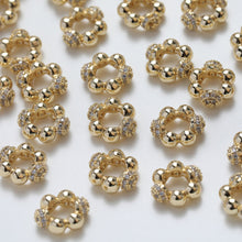 Cargar imagen en el visor de la galería, Cuentas espaciadoras redondas con forma de flor de corazón, chapadas en oro de 14 quilates, cuentas con espaciado de agujeros de circonita, cuentas para hacer collares y aretes, accesorios de joyería SC014