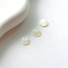 Cargar imagen en el visor de la galería, 10 colgantes de concha redondos, dijes de concha, accesorios para aretes y bisutería RY036