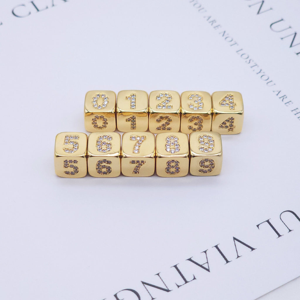 Cuentas cuadradas con números arábigos cúbicos de oro brillante de 18 quilates, micro pavé de circonitas cúbicas, 9 x 9 mm, con agujero grande para collares y pulseras S20593