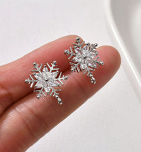 تحميل الصورة إلى عارض المعرض، قرط ندفة ثلج عيد الميلاد مع حلقات، أقراط فضة عيار 925 خالية من النيكل، مرصعة بحجر الزركونيا المكعب، نتائج قرط مضادة للحساسية YL004-CX099