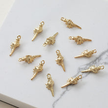 Cargar imagen en el visor de la galería, 10 dijes de concha marina, pequeño colgante chapado en oro de 18 quilates, dije de playa, dijes para hacer collares, accesorios de joyería JG049