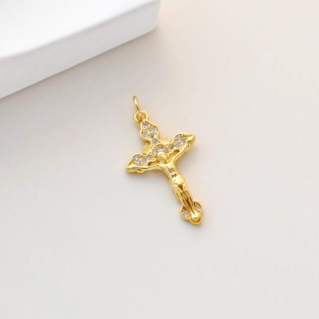 Dijes de cruz, colgante de cruz con pavé de circonitas, colgante religioso, latón chapado en oro de 18 quilates, dijes para hacer collares, accesorios de joyería S1333