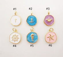 Cargar imagen en el visor de la galería, Dije de moneda redonda de esmalte multicolor, chapado en oro de 18 quilates, con forma de cruz, ancla, abejas, timón y caballito de mar, 14 mm, ideal para collares y pulseras, S1076
