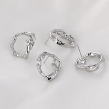 تحميل الصورة إلى عارض المعرض، قرط أذن دائري الشكل بتصميم هندسي مجوف غير منتظم، مصنوع من الذهب/الفضة عيار 14 قيراطًا، ودبوس فضة S925 خالٍ من النيكل، مع حلقة LL167