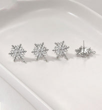 تحميل الصورة إلى عارض المعرض، قرط ندفة ثلج عيد الميلاد مع حلقات، أقراط فضة عيار 925 خالية من النيكل، مرصعة بحجر الزركونيا المكعب، نتائج قرط مضادة للحساسية YL004-CX099