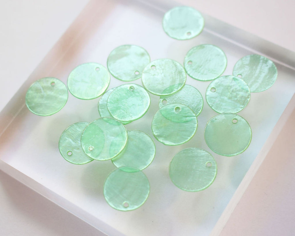 10 colgantes de concha multicolor, redondos, para aretes y bisutería ZZ062