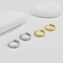 Cargar imagen en el visor de la galería, Aros redondos con circonita cúbica en forma de corazón, 13,5 mm, chapados en oro de 18 quilates, tipo aro Huggie D0529