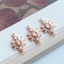 Cargar imagen en el visor de la galería, 2 colgantes de flor con forma de flor de cristal de circonita cúbica, de latón chapado en oro auténtico, accesorios de joyería JY059-F073