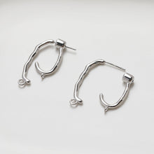 Cargar imagen en el visor de la galería, Pendientes de botón con forma geométrica irregular, oro/plata de 14 quilates, pasador de plata S925 sin níquel, aretes circulares con aro GE104