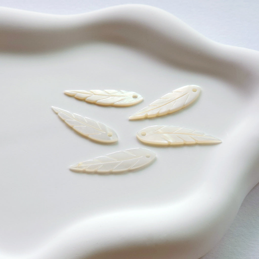 Leaf Shape White Mother-of-Pearl, MOP Shell Pendant, White Nacre, Shell Charm, Mother of Pearl Jewelry Making Findings RY003