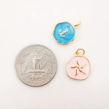 Cargar imagen en el visor de la galería, Dije de moneda redonda de esmalte multicolor, chapado en oro de 18 quilates, con forma de cruz, ancla, abejas, timón y caballito de mar, 14 mm, ideal para collares y pulseras, S1076