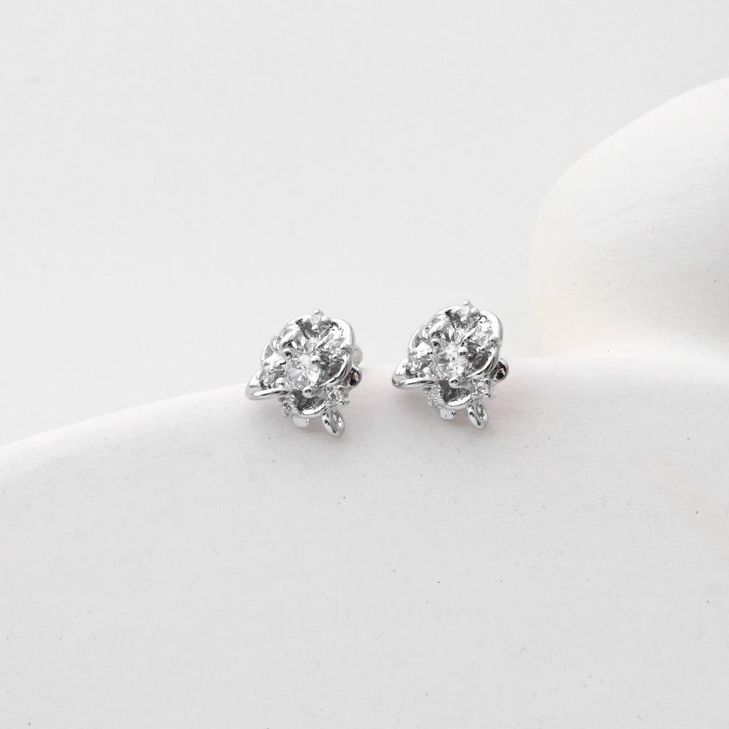 Poste para pendientes con forma de rosa, pendiente de botón de latón chapado en oro auténtico de 18 quilates con aro, pavé de circonitas cúbicas, sin níquel, fornitura D0450