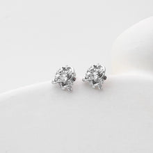 Cargar imagen en el visor de la galería, Poste para pendientes con forma de rosa, pendiente de botón de latón chapado en oro auténtico de 18 quilates con aro, pavé de circonitas cúbicas, sin níquel, fornitura D0450