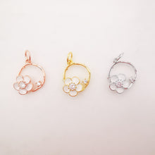 Cargar imagen en el visor de la galería, Dijes de corona de flores esmaltadas de 11 x 11 mm, colgante de corona con pavé de circonitas cúbicas bañado en oro de 18 quilates, dijes para collares y pendientes, accesorios de joyería S604