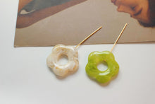 Cargar imagen en el visor de la galería, 5 colgantes de flores de resina para bisutería, con cuentas DIY GZ292