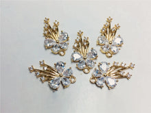 Cargar imagen en el visor de la galería, Dije de flor, colgante de flor de cristal de circonita cúbica, dijes para pendientes de circonita cúbica, dijes para pendientes de latón chapado en oro auténtico, accesorios de joyería STG019-F204