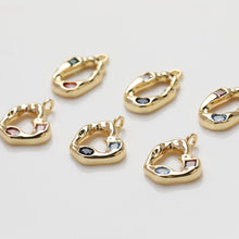 Cargar imagen en el visor de la galería, Colgante de circonitas cúbicas de colores, ovalado irregular, con forma de corazón, calado, chapado en oro de 18 quilates, GZ382