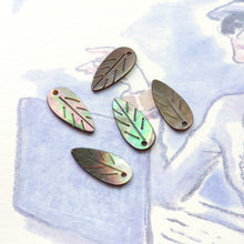 Load image into Gallery viewer, Leaf Shape Black Mother-of-Pearl, MOP Shell Pendant, Black Nacre, Shell Charm, Mother of Pearl Jewelry Making Findings RY006